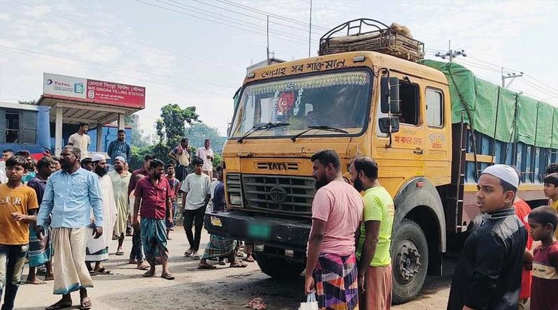 নাটোরের সিংড়ায় অটোভ্যানে ট্রাকের ধাক্কা, নিহত ১ ও আহত ৩