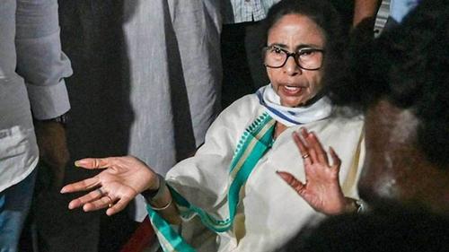 নজিরবিহীন সাংবিধানিক সংকটে পশ্চিমবঙ্গ, কী করবেন মমতা?