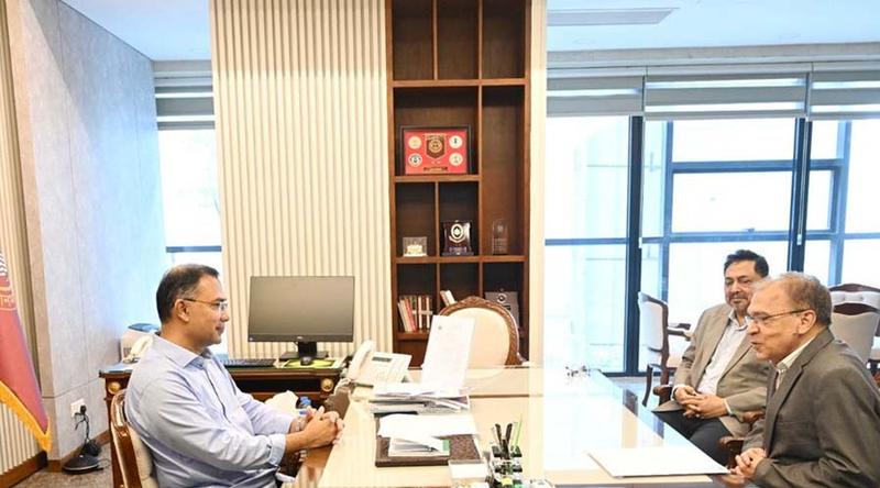 প্রধানমন্ত্রীর সঙ্গে টিআইবি'র নির্বাহী পরিচালকের সাক্ষাৎ