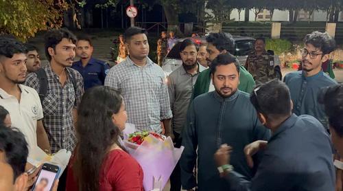 চবিতে ঘুরে শিক্ষার্থীদের সঙ্গে মতবিনিময় নাহিদ-হাসনাতের