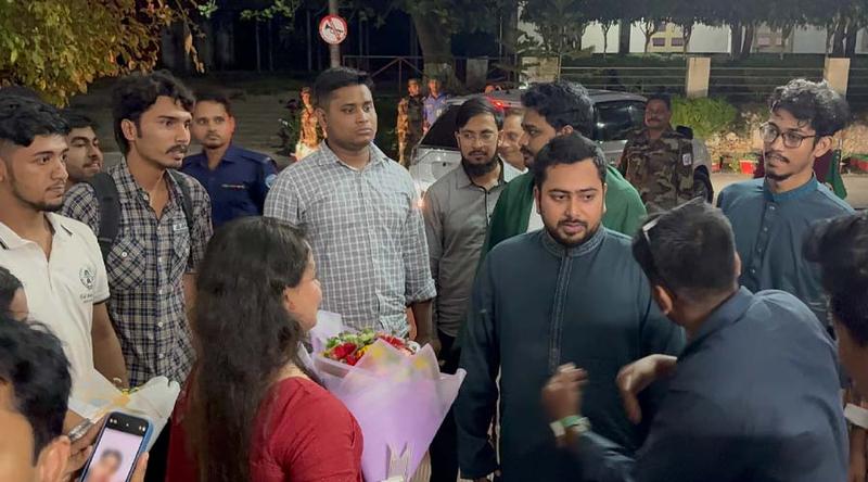 চবিতে ঘুরে শিক্ষার্থীদের সঙ্গে মতবিনিময় নাহিদ-হাসনাতের