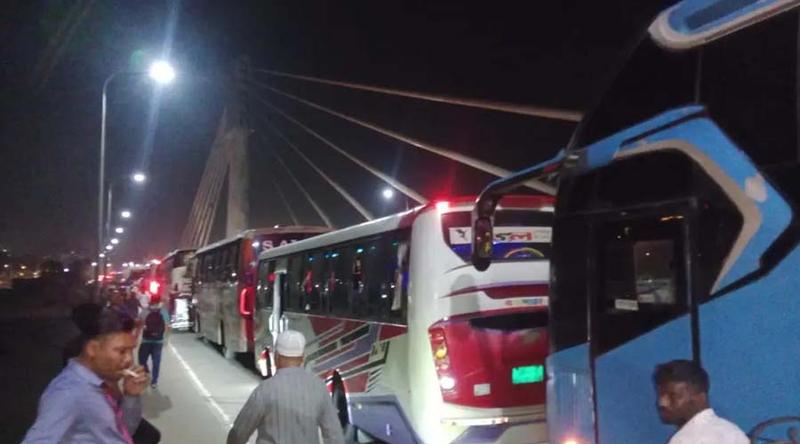 বাসে অতিরিক্ত ভাড়া আদায়ে উত্তেজনা, শাহ আমানত সেতুতে তীব্র যানজট
