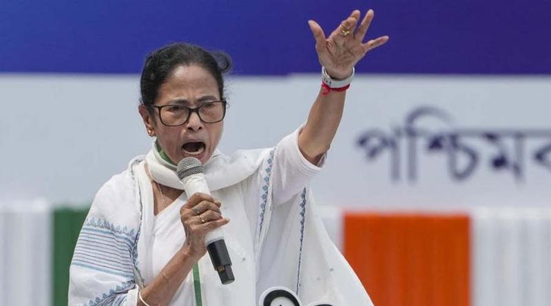 ‘সাবেক’ হয়েও সোশ্যাল মিডিয়ায় নিজেকে ‘মুখ্যমন্ত্রী’ই বলছেন মমতা