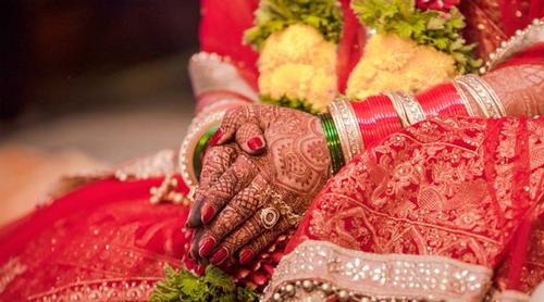 বিয়ে দিচ্ছে না পরিবার, পুলিশের কাছে পাত্র খুঁজে দেওয়ার আবেদন তরুণীর