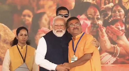 শপথ নিলেন মুখ্যমন্ত্রী শুভেন্দু, সঙ্গে ৫ মন্ত্রীও