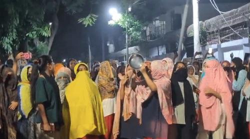 রাজনীতি নিষিদ্ধের দাবিতে মধ্যরাতে উত্তাল ইডেন মহিলা কলেজ