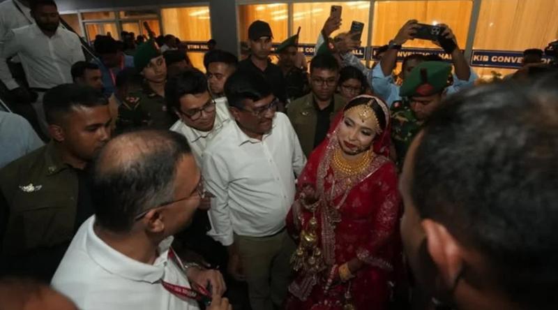 কর্মসূচি সংক্ষিপ্ত করে নবদম্পতির সঙ্গে সৌজন্য সাক্ষাৎ প্রধানমন্ত্রীর