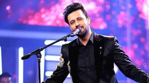 মঞ্চে অদ্ভুত কাণ্ড নারী ভক্তের, অস্বস্তিতে আতিফ আসলাম