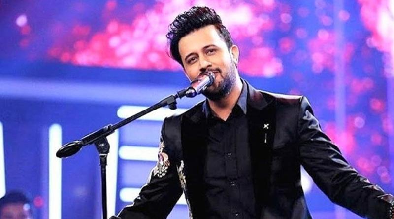 মঞ্চে অদ্ভুত কাণ্ড নারী ভক্তের, অস্বস্তিতে আতিফ আসলাম