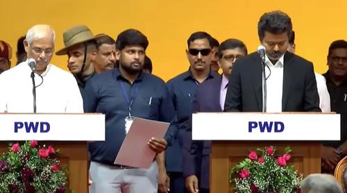 মুখ্যমন্ত্রী হিসেবে থালাপতি বিজয়ের শপথ গ্রহণ