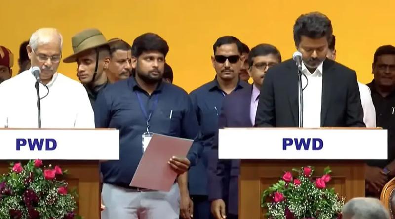মুখ্যমন্ত্রী হিসেবে থালাপতি বিজয়ের শপথ গ্রহণ