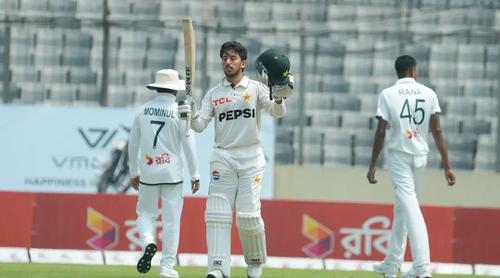 অভিষেকেই সেঞ্চুরি আওয়াইসের