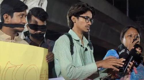 হামে আক্রান্ত শিশুদের মৃত্যুর বিচার চেয়ে ঢাবি শিক্ষার্থীদের মানববন্ধন