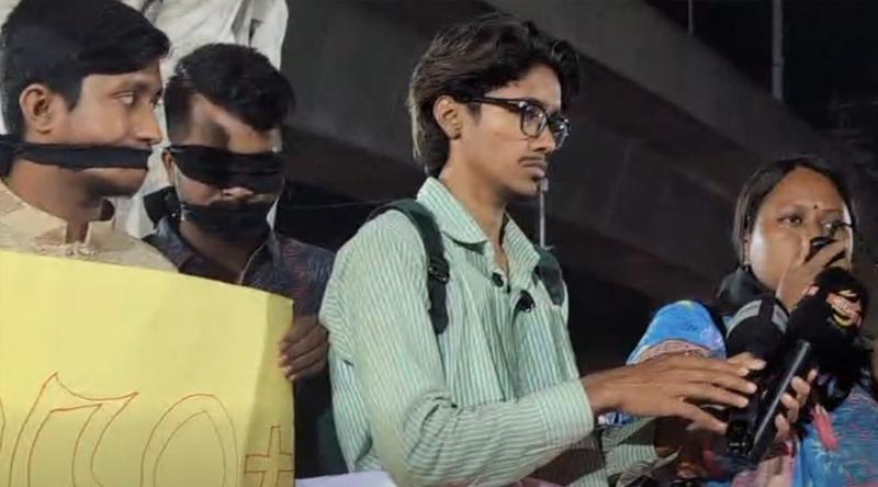 হামে আক্রান্ত শিশুদের মৃত্যুর বিচার চেয়ে ঢাবি শিক্ষার্থীদের মানববন্ধন