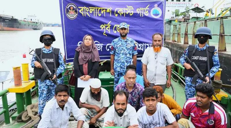 কর্ণফুলী নদীতে বন্দর কর্তৃপক্ষের জাহাজ থেকে তেল পাচারের অভিযোগে আটক ৯