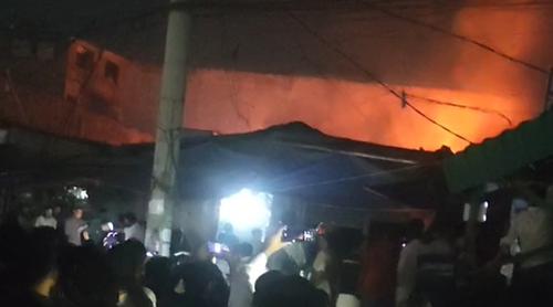 সাভারে জুতার মার্কেটে আগুন, ফায়ার সার্ভিসের ৫ ইউনিটের চেষ্টায় নিয়ন্ত্রণে