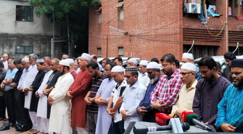 ছোট ভাই পড়ালেন জানাজা, শহীদ মিনারে নেওয়া হচ্ছে আতাউর রহমানের মরদেহ
