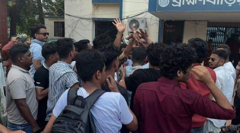 'জয় বাংলা' স্লোগান দিয়ে ছাত্রলীগের ঝটিকা মিছিল, প্রতিবাদে ছাত্রদলের থানা ঘেরাও