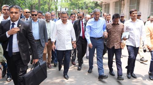 হঠাৎ দেখা, অতঃপর কুশল বিনিময়: প্রধানমন্ত্রীর পেছনে যখন লন্ডনের ড. মুজিব