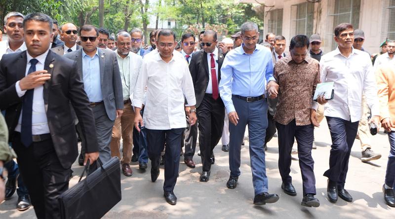 হঠাৎ দেখা, অতঃপর কুশল বিনিময়: প্রধানমন্ত্রীর পেছনে যখন লন্ডনের ড. মুজিব
