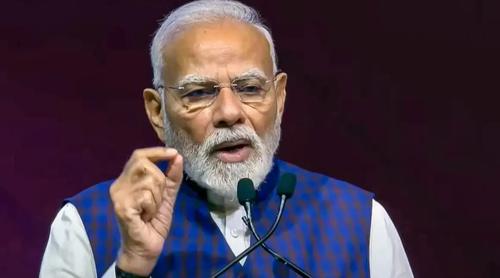 জ্বালানি সংকটে নিজের বহরে গাড়ি কমানোর নির্দেশ মোদীর