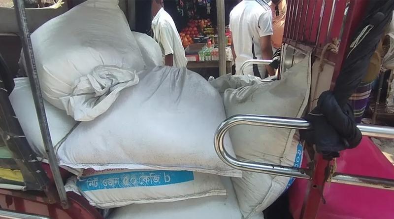সরকারি চাল গোপনে বিক্রি, হাতেনাতে ধরা পড়লেন টিসিবি ডিলার