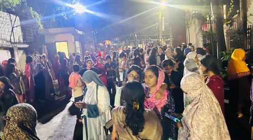 মধ্যরাতে ঢাবির হলে শিক্ষার্থীদের বিক্ষোভ