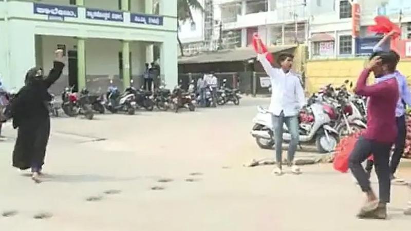 ভারতের কর্ণাটকে হিজাব নিষেধাজ্ঞা প্রত্যাহার, ধর্মীয় প্রতীক নিয়ে নতুন নির্দেশনা