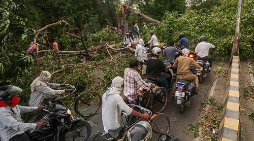 ভারতের উত্তর প্রদেশে ঝড়-বৃষ্টিতে লন্ডভন্ড ৩০ জেলা, প্রাণহানি ৮৯