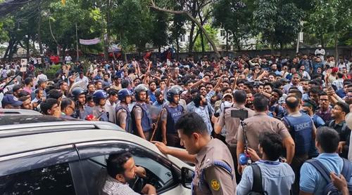 মন্ত্রীর আশ্বাসের পরও বিক্ষোভ, আন্দোলনকারীদের সড়ক থেকে সরিয়ে দিলো পুলিশ