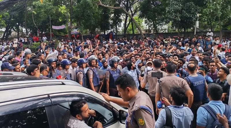 মন্ত্রীর আশ্বাসের পরও বিক্ষোভ, আন্দোলনকারীদের সড়ক থেকে সরিয়ে দিলো পুলিশ