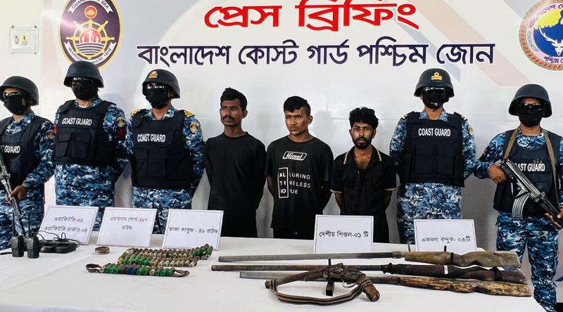 সুন্দরবনে ডাকাত দলের সাথে কোস্ট গার্ডের বন্দুকযুদ্ধ, ৩ সক্রিয় সদস্য আটক