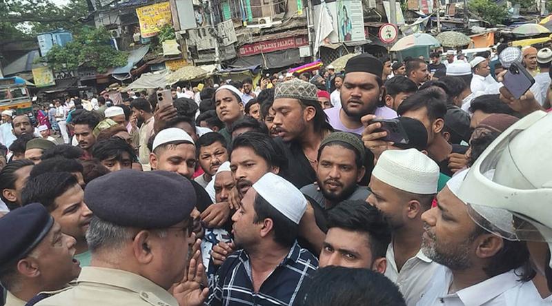 কলকাতায় জুমার নামাজ পড়াকে কেন্দ্র করে ব্যাপক উত্তেজনা
