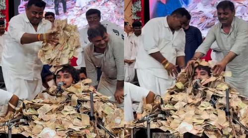 টাকার স্তূপের নিচে চাপা পড়েও গান চালিয়ে গেলেন গায়ক!
