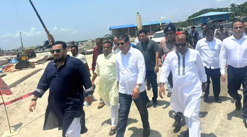 চট্টগ্রামে কর্ণফুলী ড্রাই ডক ঘুরে দেখলেন তিন প্রতিমন্ত্রী