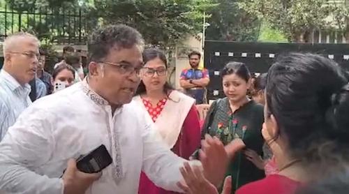রাস্তায় নাটক করলে হবে না: উপাচার্যকে জাবি ছাত্রী
