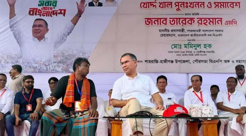 কৃষককে পাশে বসিয়ে সুখ-দুঃখের কথা শুনলেন প্রধানমন্ত্রী