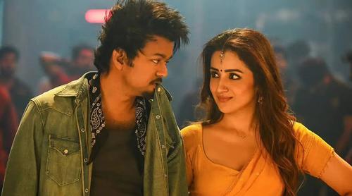 বিজয়কে নিয়ে ভক্তদের মন্তব্যে লজ্জা পেলেন তৃষা