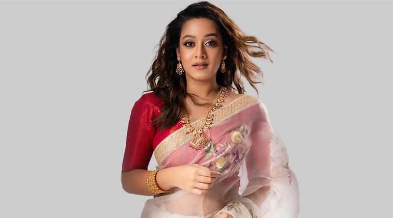 নির্মাতা হতে চান দীঘি
