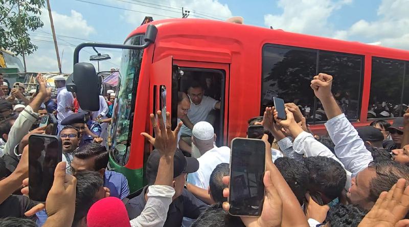 প্রধানমন্ত্রীকে অভ্যর্থনা জানাতে ধর্মমন্ত্রীর নেতৃত্বে মহাসড়কে জনতার ঢল