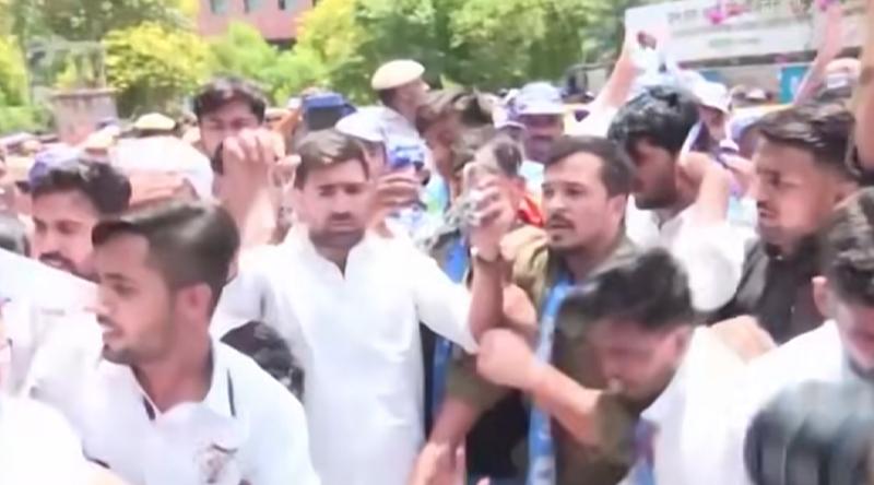 প্রশ্ন ফাঁসের কেলেঙ্কারিতে উত্তাল নয়াদিল্লি, শিক্ষামন্ত্রীর পদত্যাগ দাবি