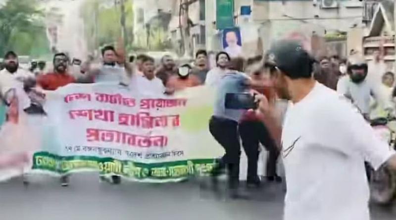 মোহাম্মদপুরের আসাদগেটে আ.লীগের ঝটিকা মিছিল