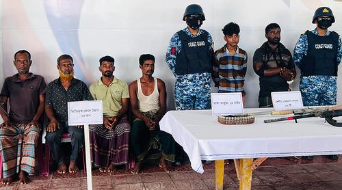 সুন্দরবনে করিম শরীফ বাহিনীর সেকেন্ড ইন কমান্ড সহ ২ বনদস্যু আটক, জিম্মি ৪ জেলে উদ্ধার