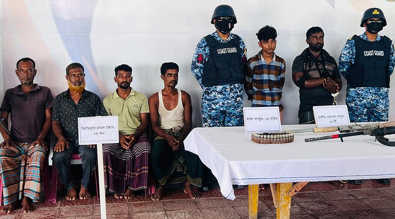 সুন্দরবনে করিম শরীফ বাহিনীর সেকেন্ড ইন কমান্ড সহ ২ বনদস্যু আটক, জিম্মি ৪ জেলে উদ্ধার