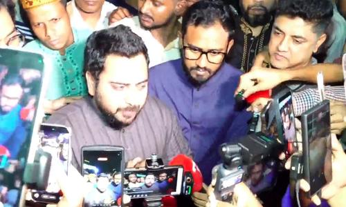 কারিনার জানাজায় অংশ নিলেন নাহিদ ইসলাম