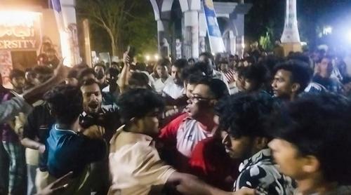 ইবির বাসে মারধরের জেরে দুই বিভাগের শিক্ষার্থীদের দফায় দফায় সংঘর্ষ
