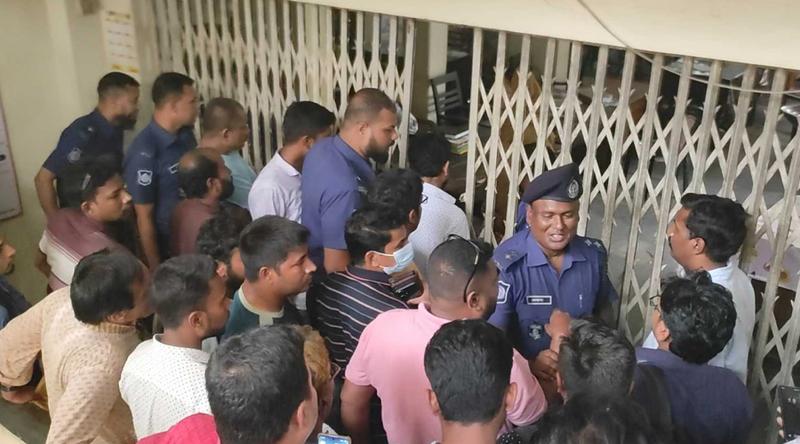 চাঁপাইনবাবগঞ্জে সালিশ নিয়ে দ্বন্দ্বে আইনজীবীদের হামলায় আহত ৭