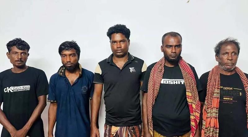 সুন্দরবনের বনদস্যু সুমন বাহিনীর আত্মসমর্পণ