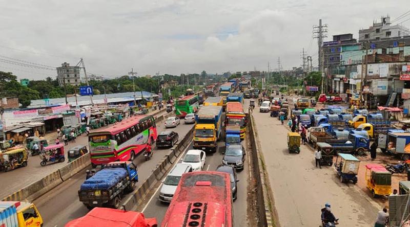 ৬ ঘণ্টা পর ঢাকা-চট্টগ্রাম মহাসড়কে যান চলাচল স্বাভাবিক