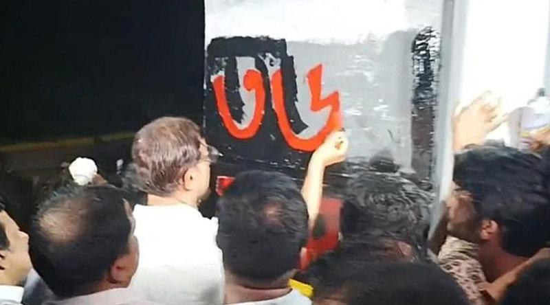 নিজ হাতে গ্রাফিতি আঁকলেন মেয়র শাহাদাত